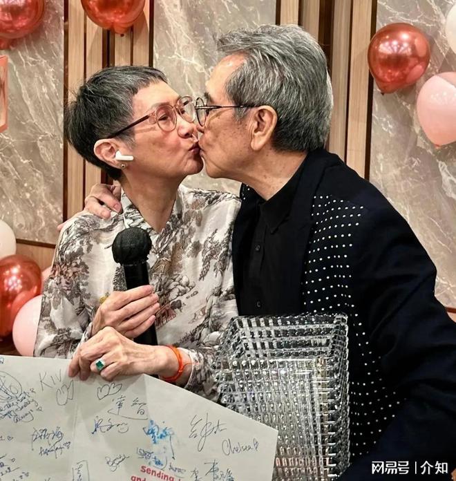 78歲姜大衛(wèi)現(xiàn)狀：身子骨很硬朗娶初戀恩愛(ài)51年兒子也是演員(圖11)