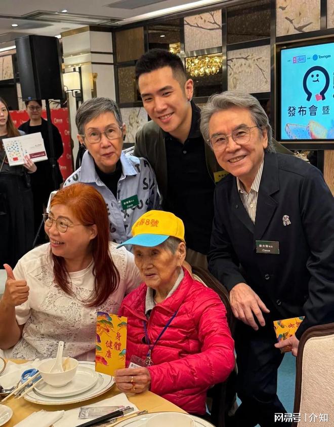 78歲姜大衛(wèi)現(xiàn)狀：身子骨很硬朗娶初戀恩愛(ài)51年兒子也是演員(圖9)