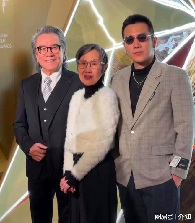 78歲姜大衛(wèi)現(xiàn)狀：身子骨很硬朗娶初戀恩愛(ài)51年兒子也是演員(圖10)